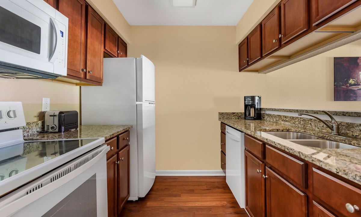 Berkeley Hotel | A Must-Experience Vacay! 2 Units w/Kitchens, Pool, Sports Courts, Free Parking!