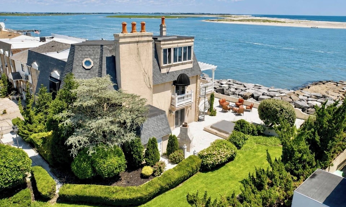 Anglesea House | A Stone`s Throw From Stone Harbor: REDUCED SEPTEMBER RATES