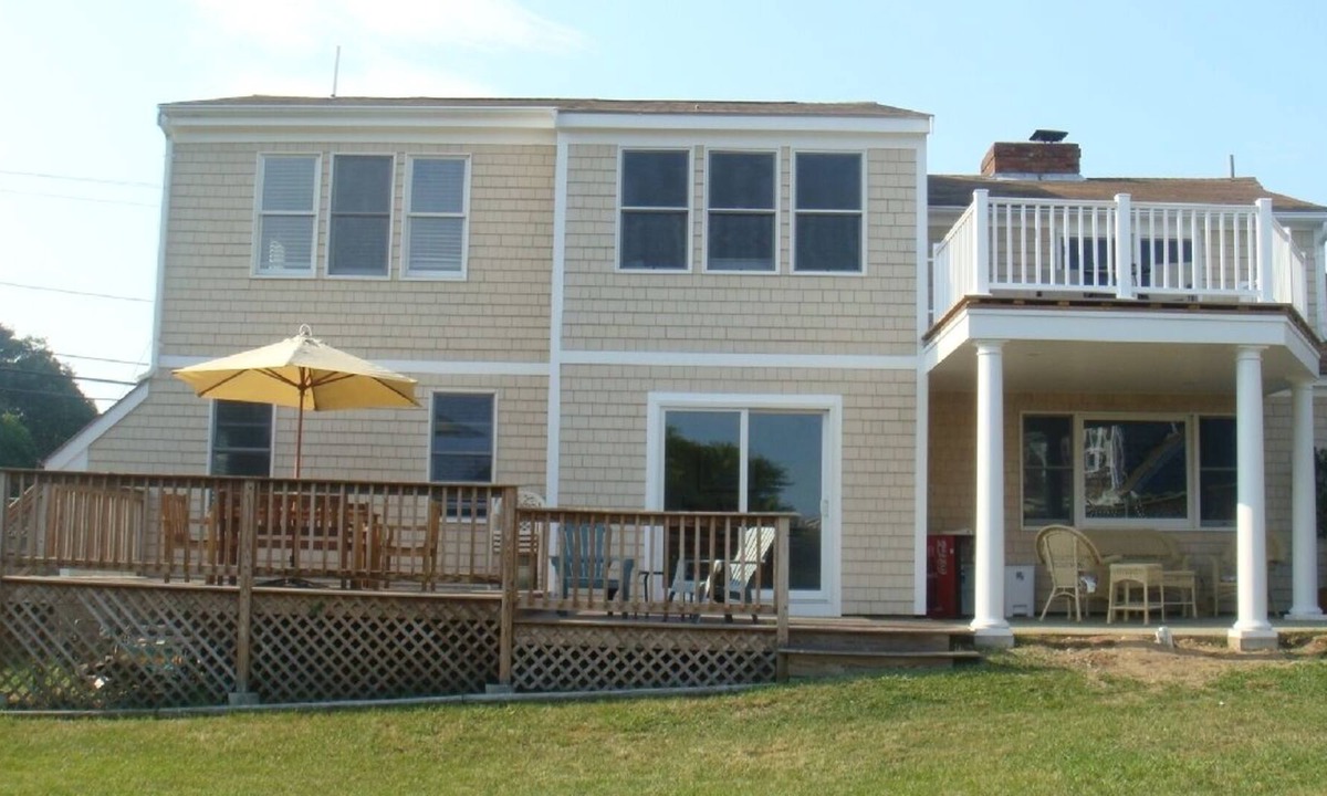 Hyannis House | Across the Beach ~ 4 bdr 4 bath home ~ Sleeps 14+ ~ Multi-Family