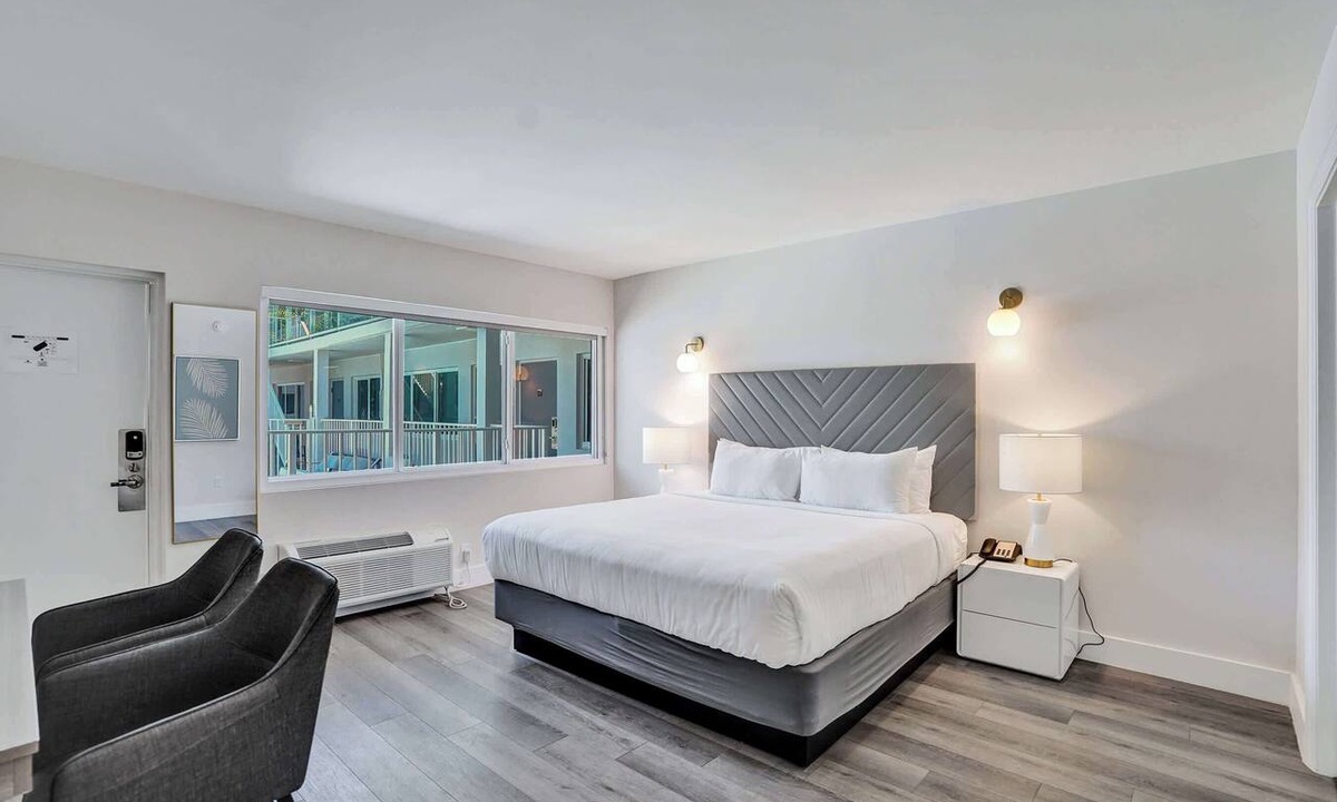 Galt Mile Apartment | ADA Accessible King Room at Botanica