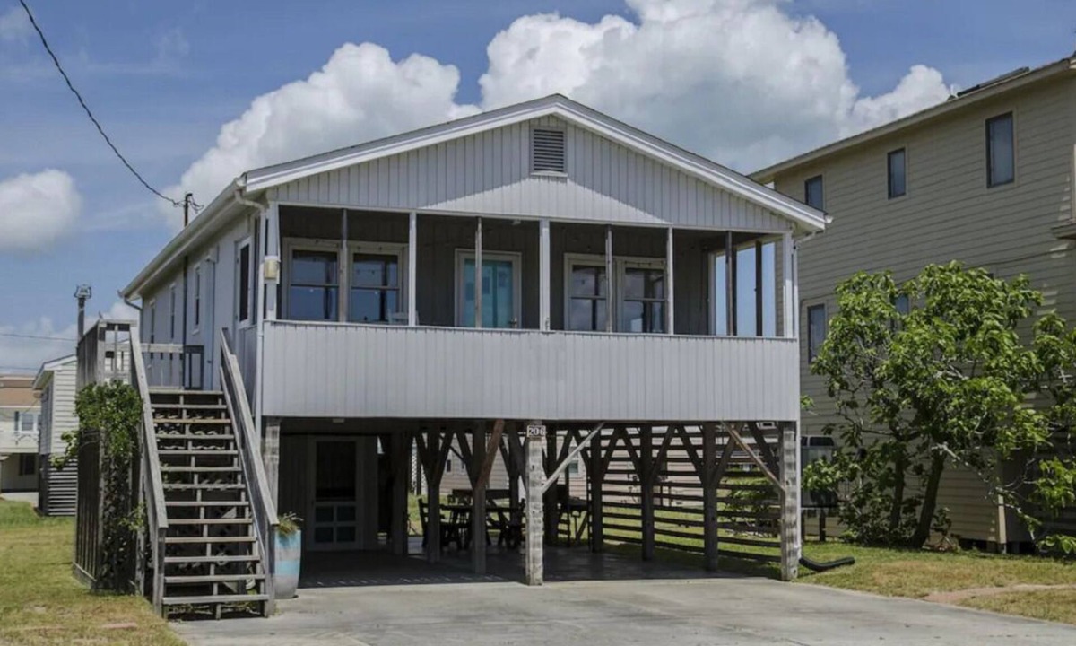 Colington Cottage | Adorable Beach Box, Very short walk to the beach Access!