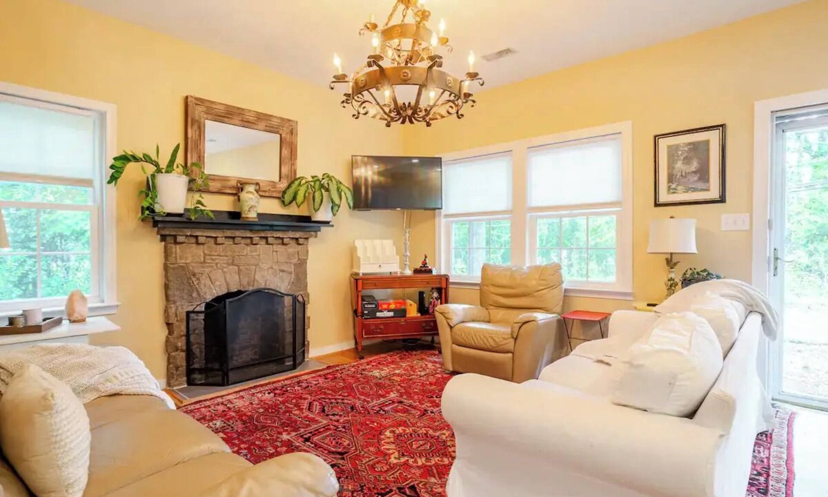 Westover Hills West House | Adorable Cottage + Convenient & Quiet + Excellent Location