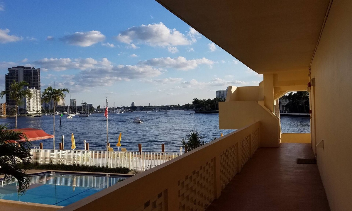 Central Beach Condo | Adorable 'Melrose Place' style condo on Intercoastal Waterway 1 Block From Beach