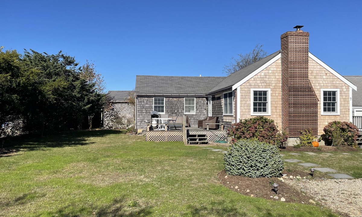 Nantucket Town House | AFFORDABLE, COMFORTABLE & CLEAN Mid-Island South of Town House