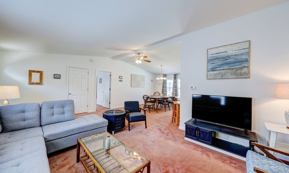 Country Club Estates House | Affordable dog-frienedly beach home w/private deck, gas grill, enclosed yard