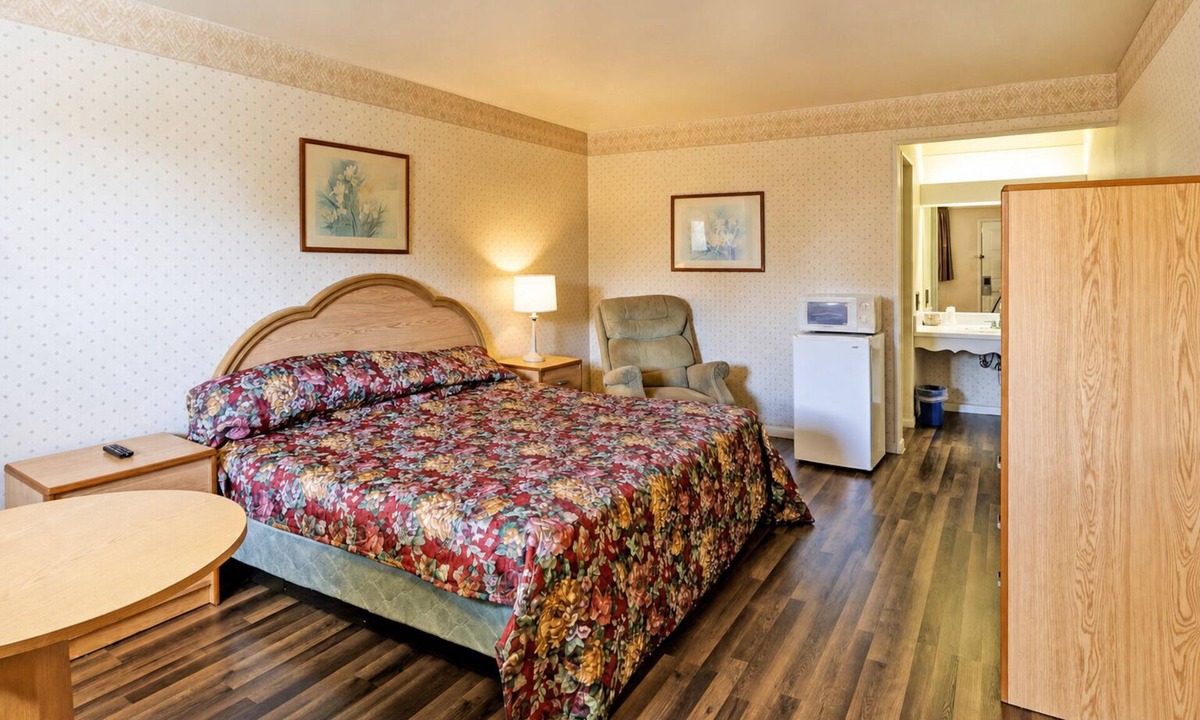 Lewisburg Hotel | Affordable Lewisburg Stop Near I-64 | Free Parking, Close to Dining & Shops