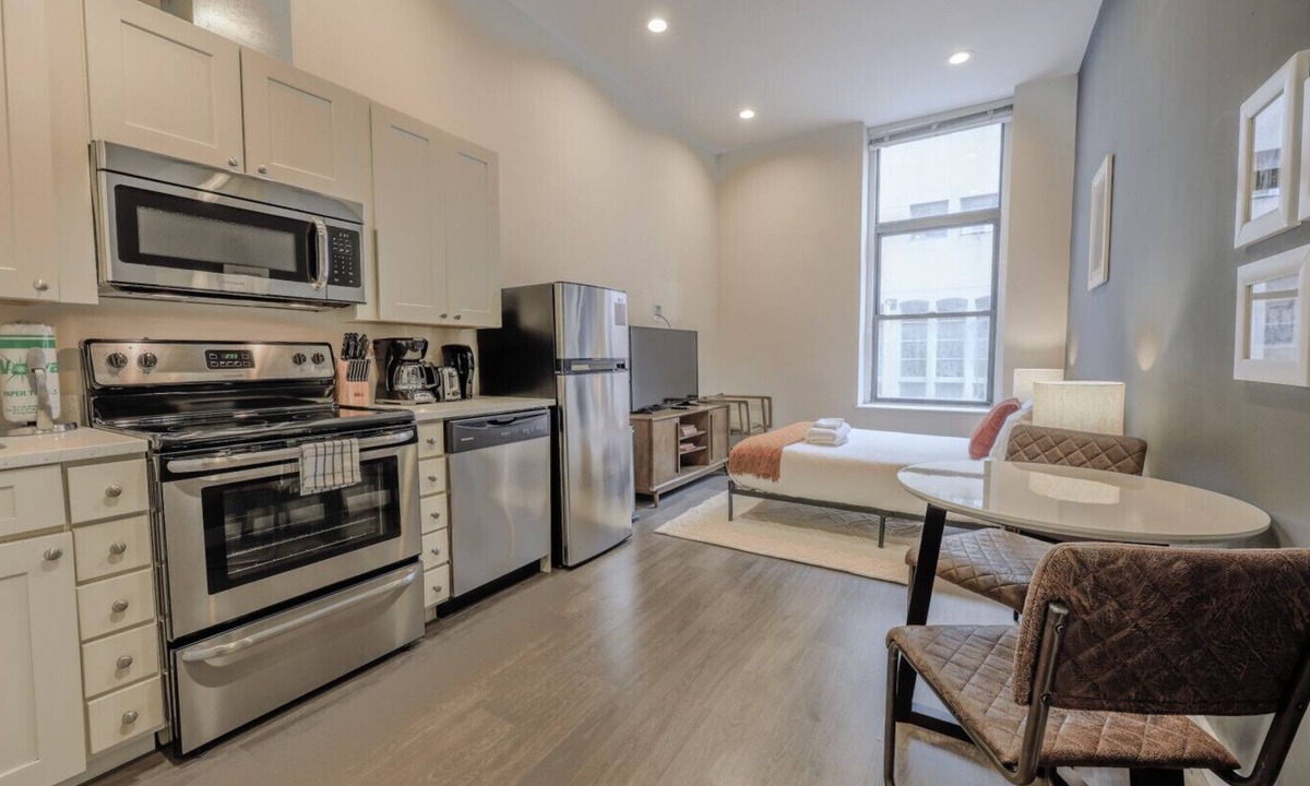 Downtown Boston Apartment | Airy, Pet-friendly, FiDi studio