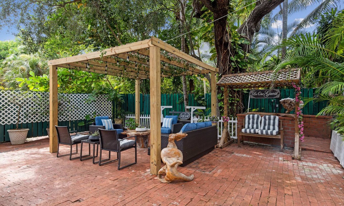 Southwest Coconut Grove House | Amalfi Cottage - 1/1 Tropical Paradise in Grove