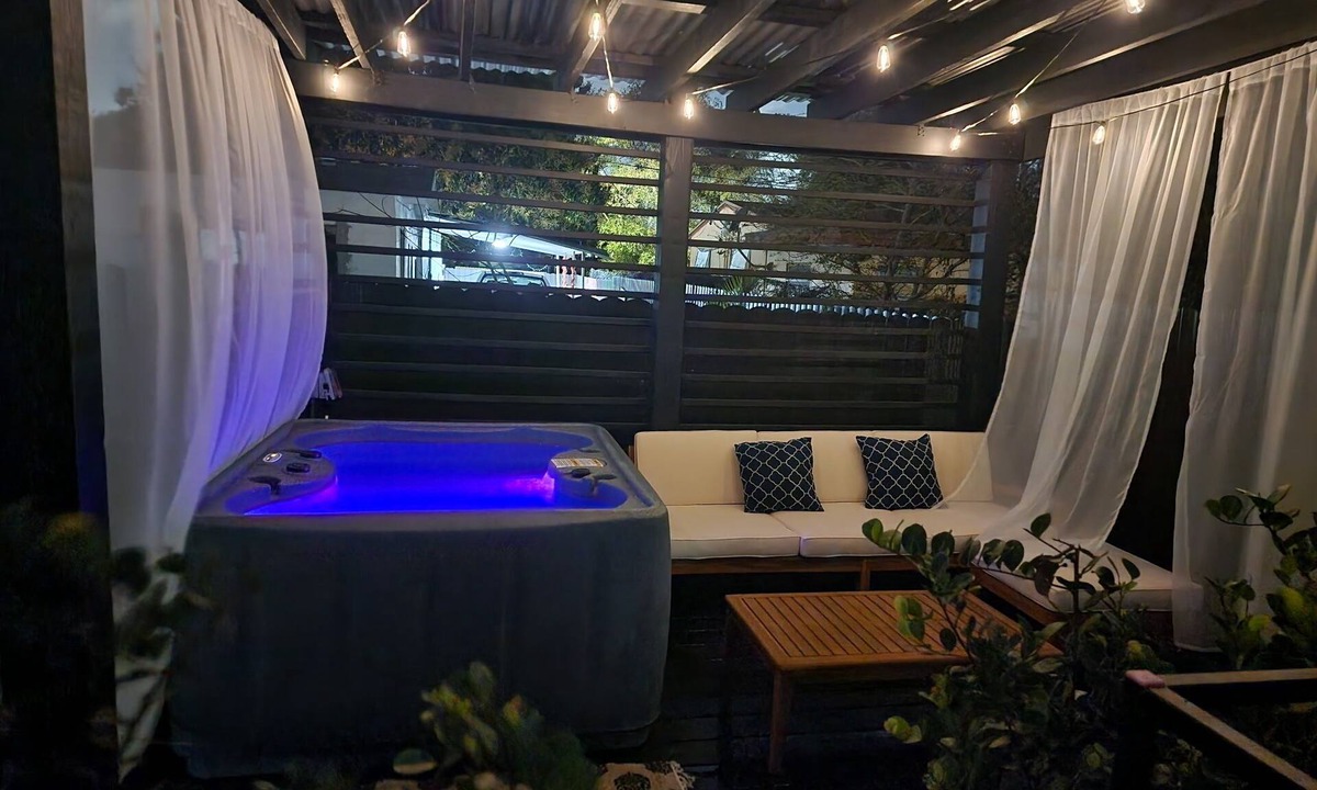 West Little River House | Amazing 3-bedroom, 3 bathrooms house sleeps 11, with Jacuzzi vibrant Miami