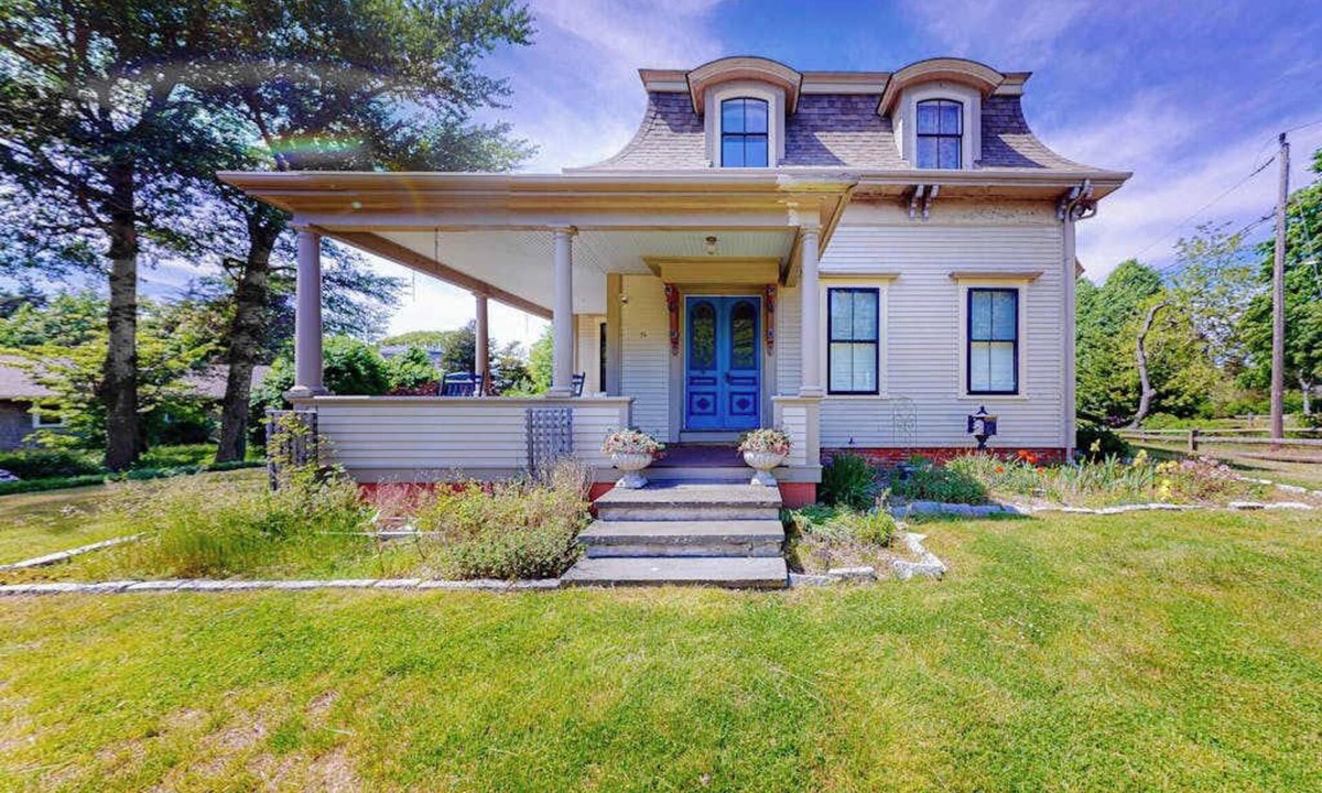 West Dennis House | Amazing and large West Dennis historic home with modern amenities