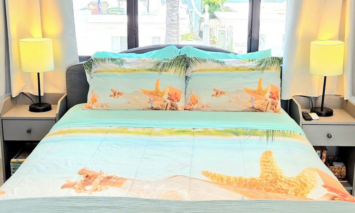 Hollywood Condo | Amazing steps from the beach,full size kitchen,parking! 5star Reviews other site
