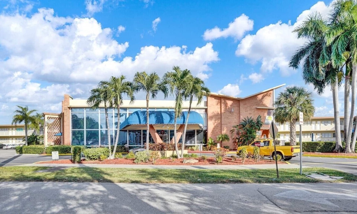 Hallandale Beach Apartment | Amazing Studio/1Bath, Hallandale Beach, FREE PARKING. Walk to the beach!