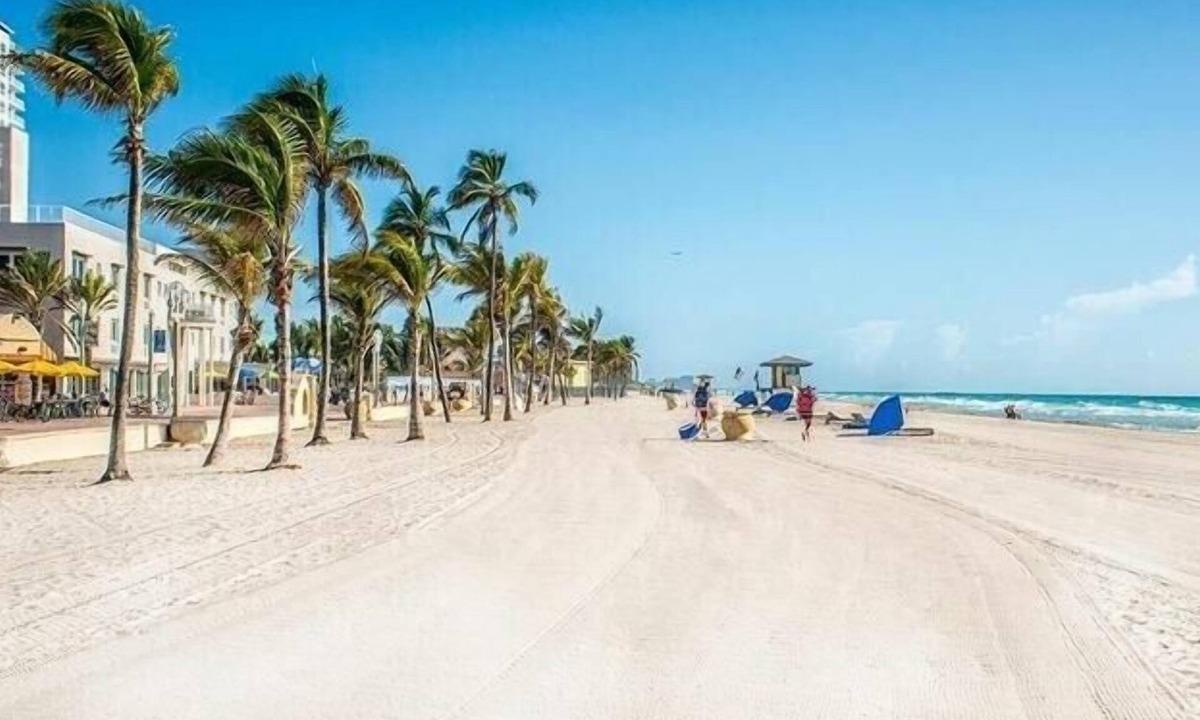 Hallandale Beach Apartment | Amazing Studio/1Bath, Hallandale Beach, Outdoor Pool and Free Parking!