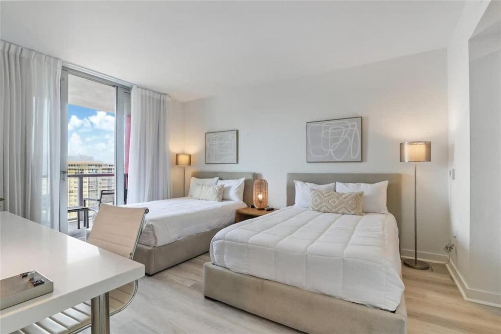Hallandale Beach Hotel | Amazing Studio with Balcony & Pool