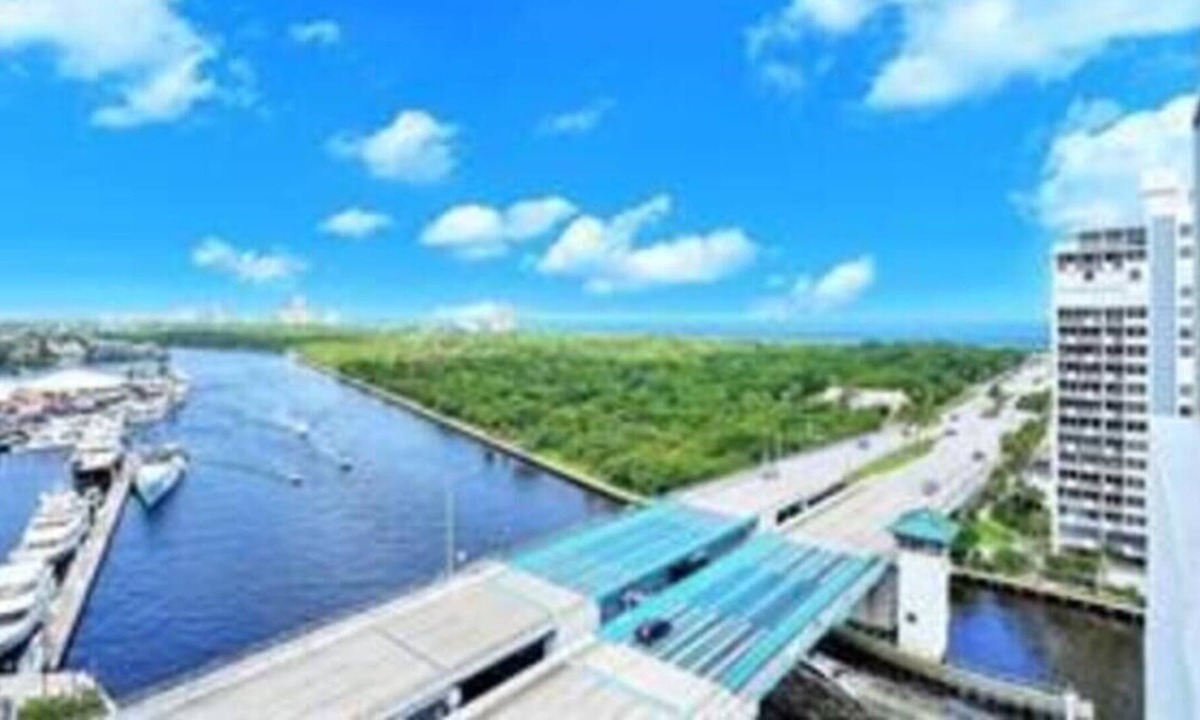 Birch Park Finger Streets Apartment | AMAZING WATERVIEW STEPS FROM BEACH, SHOPPING AND RESTAURANTS