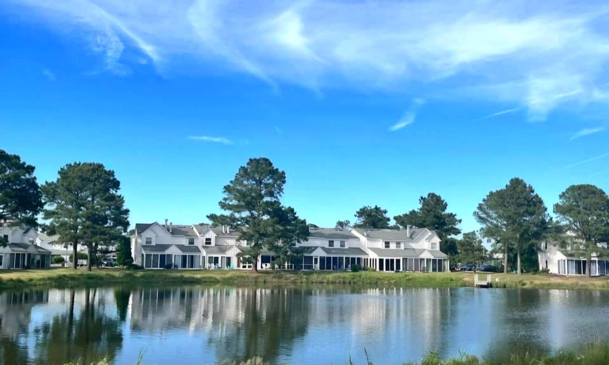 Selbyville House | Amenities galore minutes to beach waterfront townhome w sister property