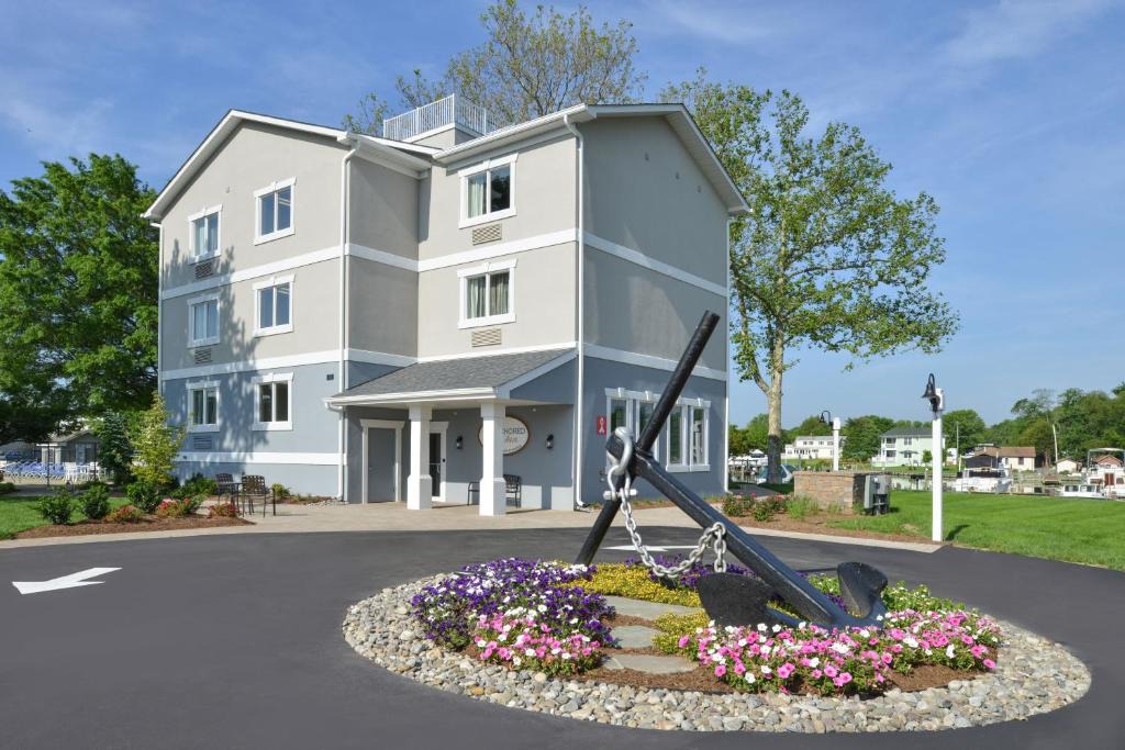 Deale Hotel | Anchored Inn at Hidden Harbor