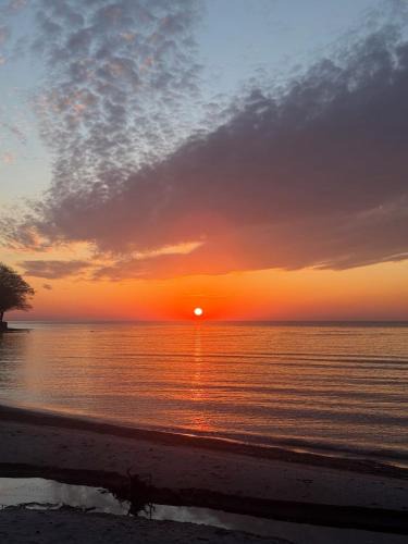 Lake Erie Beach Apartment | ANGOLA BEACH APARTMENT 2 Bedrooms- Grandview Bay