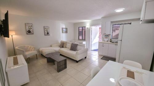 North Central Hollywood Apartment | Apartment close to shops & beach-Free Parking 109