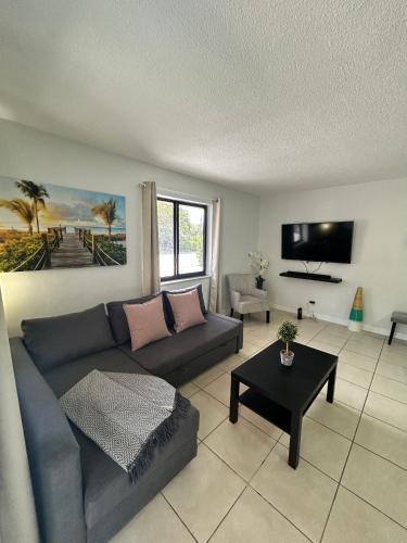 North Central Hollywood Apartment | Apartment in Hollywood close to shops & beach 110