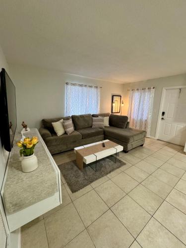 North Central Hollywood Apartment | Apartment in Hollywood close to beach & shops 101