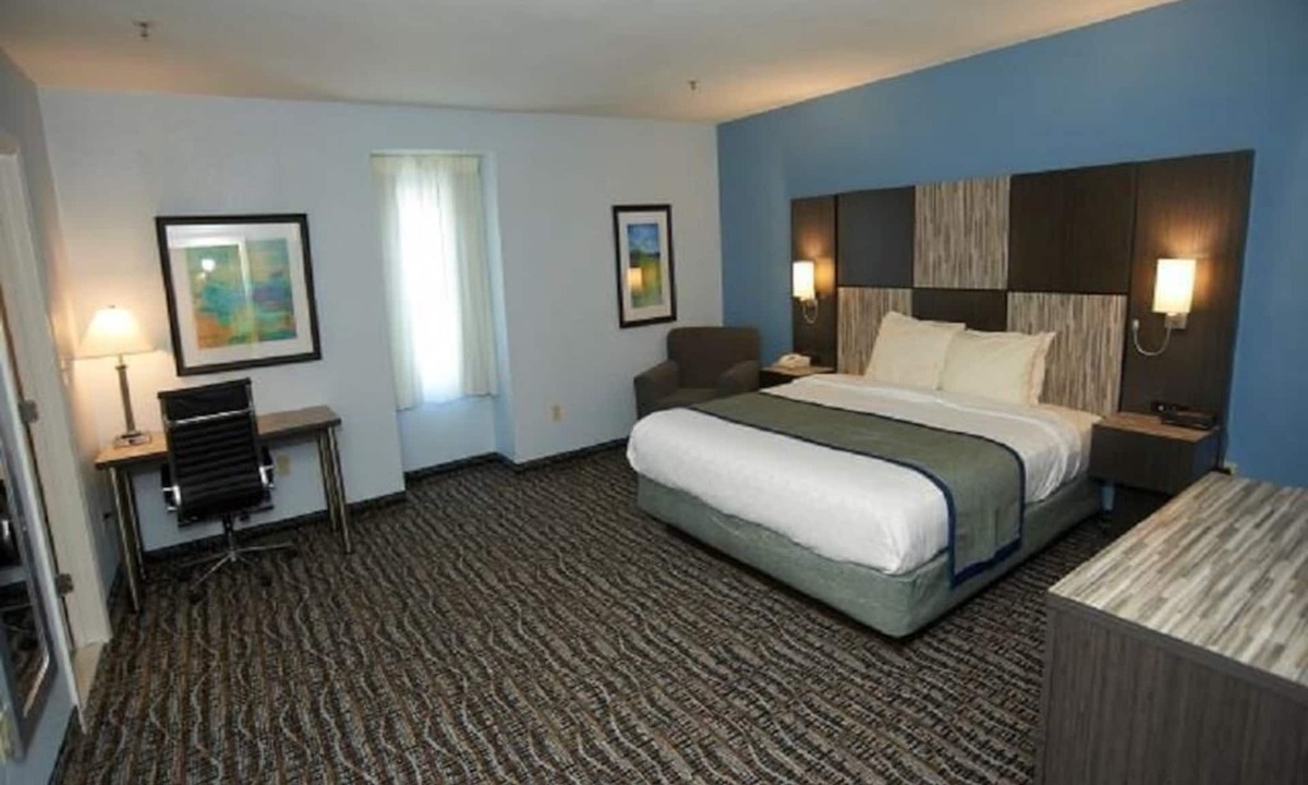 Sandwich House | Apartment Suite 1 King Bed at Sandwich Lodge & Resort