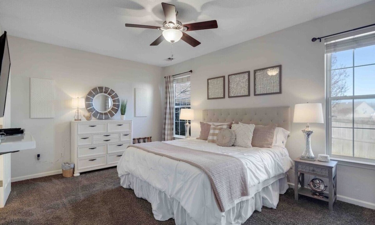 Arlington House | Arlington/65” HDTV/25 min to BLUE OVAL/garage