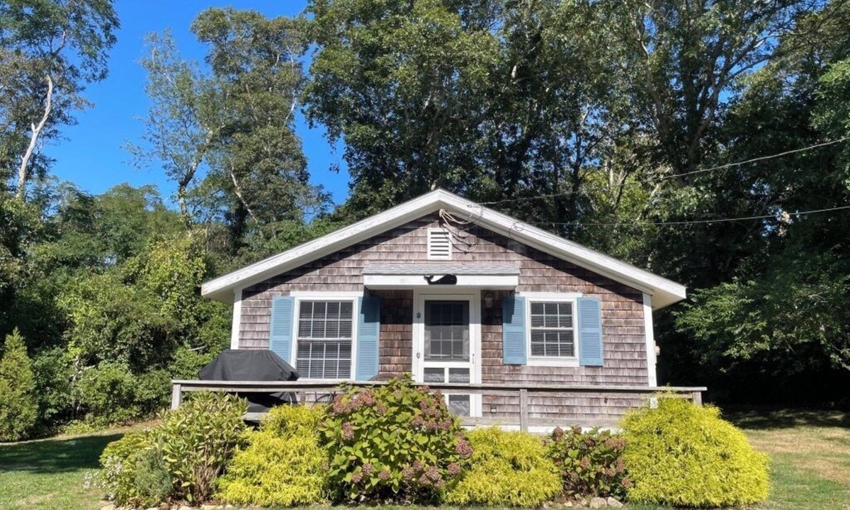 Oak Bluffs Cottage | Arrowsmith Cottage - Oak Bluffs Near Eastville Beach; Steps to bike path.