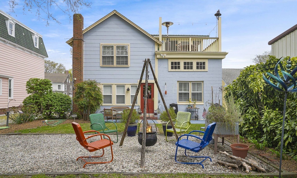 Wachapreague Apartment | Artist Apartment | Renovated Wachapreague Condo Above Art Gallery w/Rooftop Deck & Sunset Views