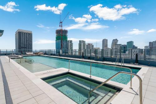 Downtown Miami House | Aura Studio Heart of Miami with Resort Amenities