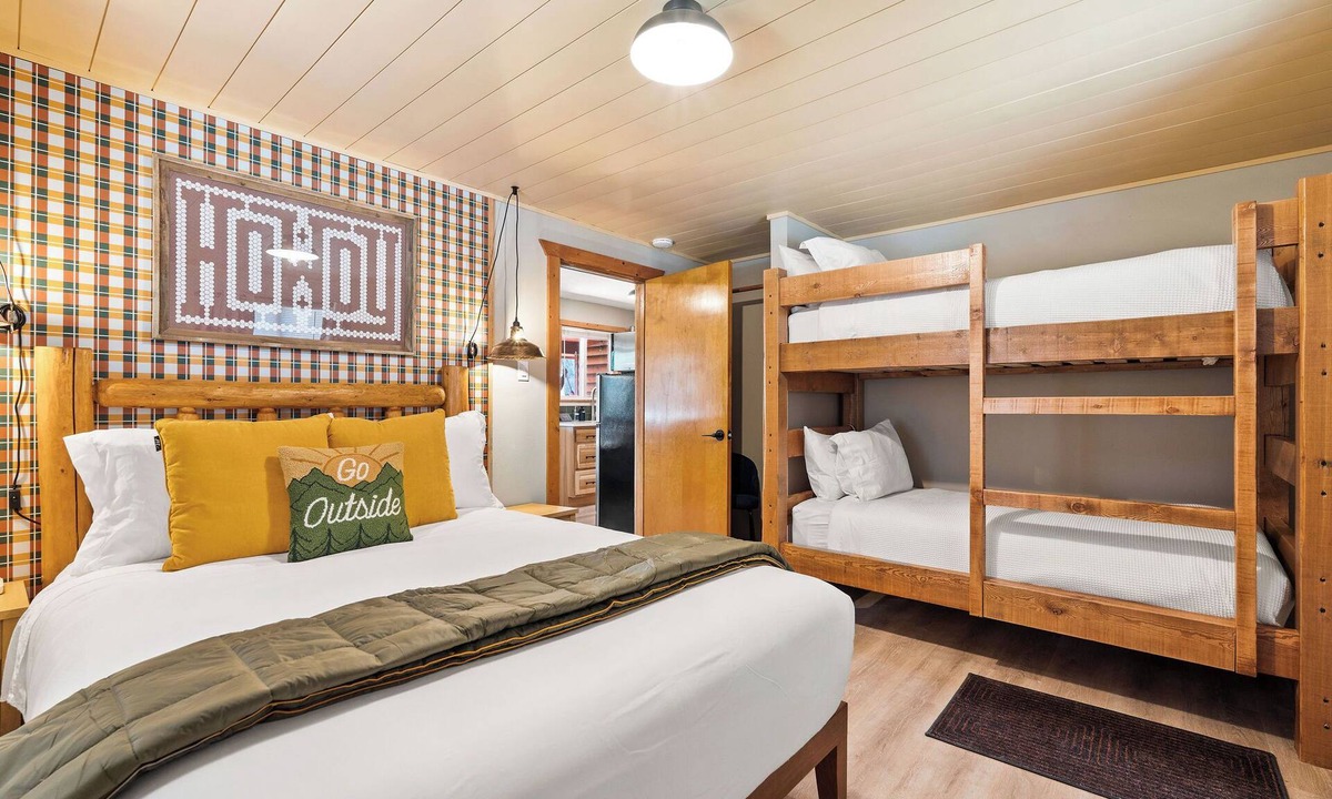 Martin City Cabin | Authentic Montana log cabin, 15 min to Glacier. Queen bed + twin bunks, full kitchen & covered porch. Real adventure, real comfort — no tent required.