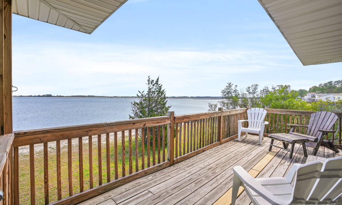 Deep Hole House | Avalon | Oyster Bay Waterfront Home w/Gas Fireplace, Cathedral Ceilings & Massive Screened Porch
