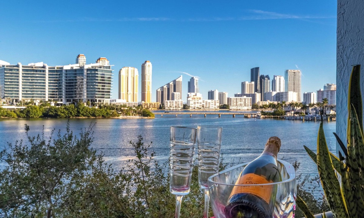 Aventura Apartment | Aventura Mediterranean Sanctuary: Breathtaking Bay View, Top Amenities & Central