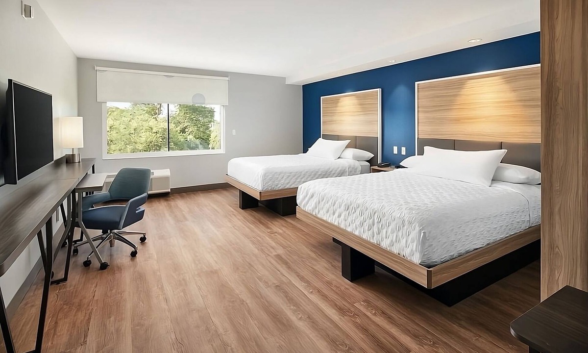 Dania Beach Hotel | Awesome Find, Close Sheridan Square Shopping Center! FREE Breakfast!