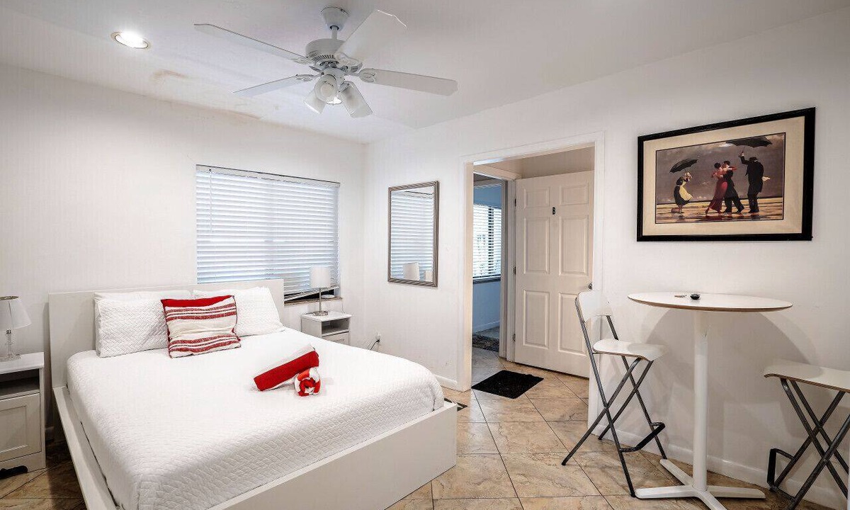 Hendricks and Venice Isles Apartment | B efficiency Off Las Olas on the water free kayaks