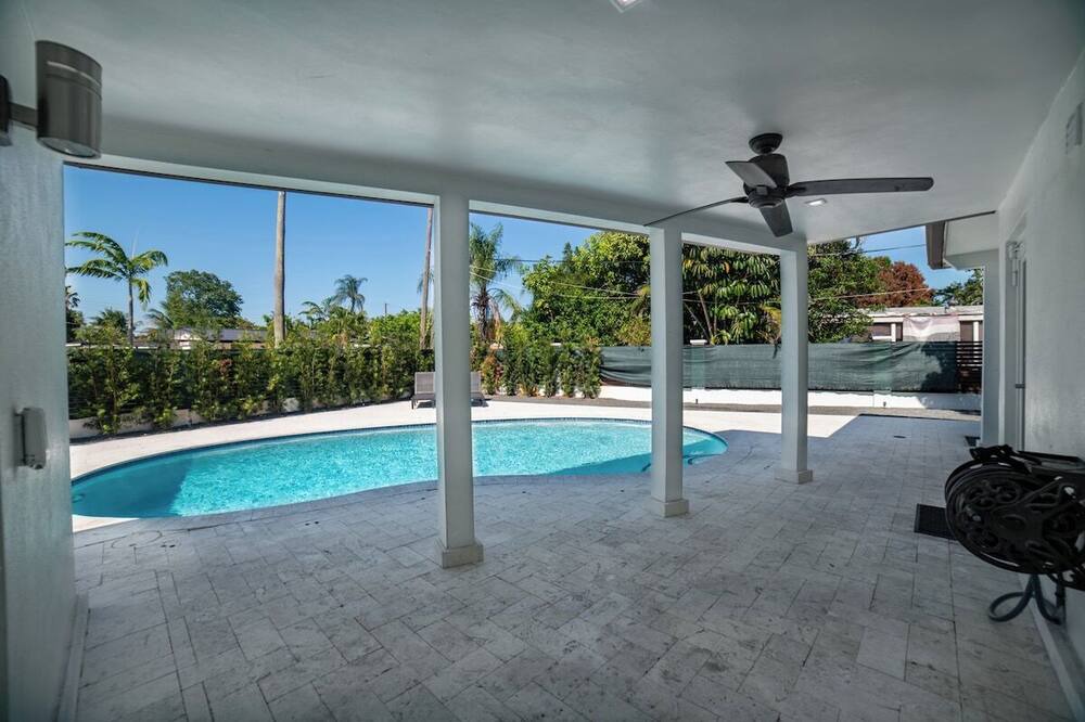 Boulevard Heights House | Baby camellia modern, luxurious and spacious house