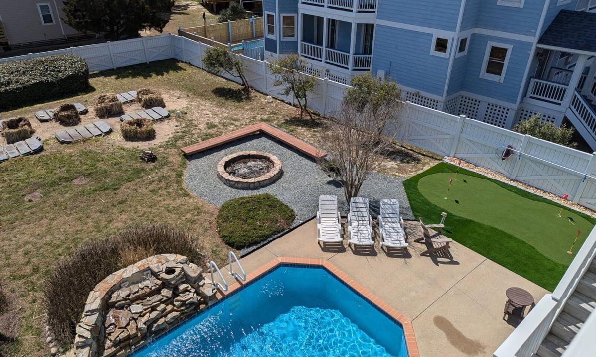 Avon House | Backyard FUN & RELAXATION ! Pool, hot tub, tiki hut, fire pit, putting green