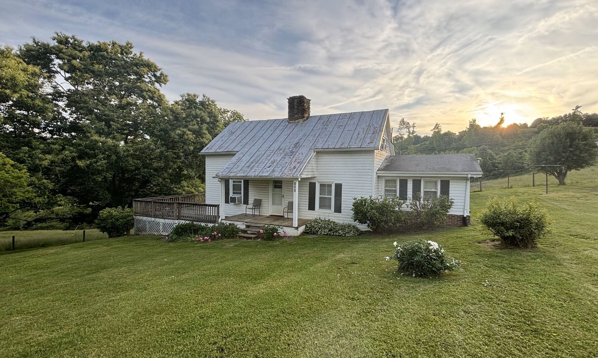 Crumpler House | Baker's Farmhouse -Your charming & cozy get-a-way in the country with AC & WiFi!
