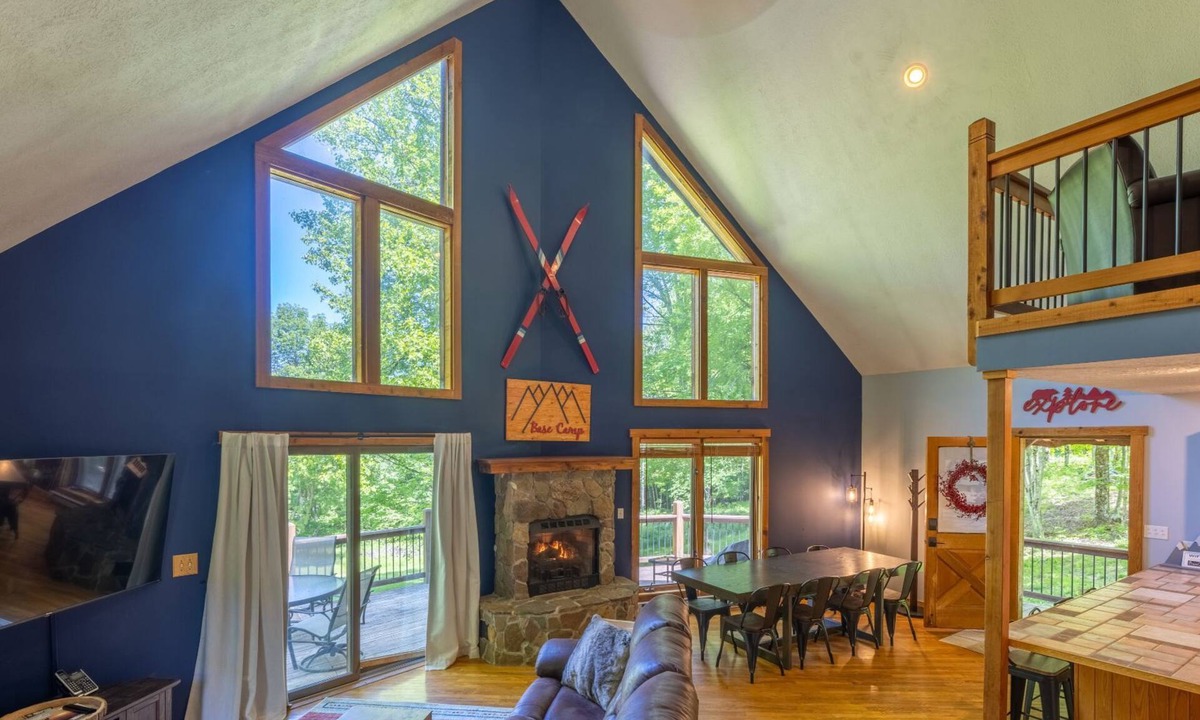 Edray Cabin | Base Camp - Cozy Cabin, Close to Snowshoe!