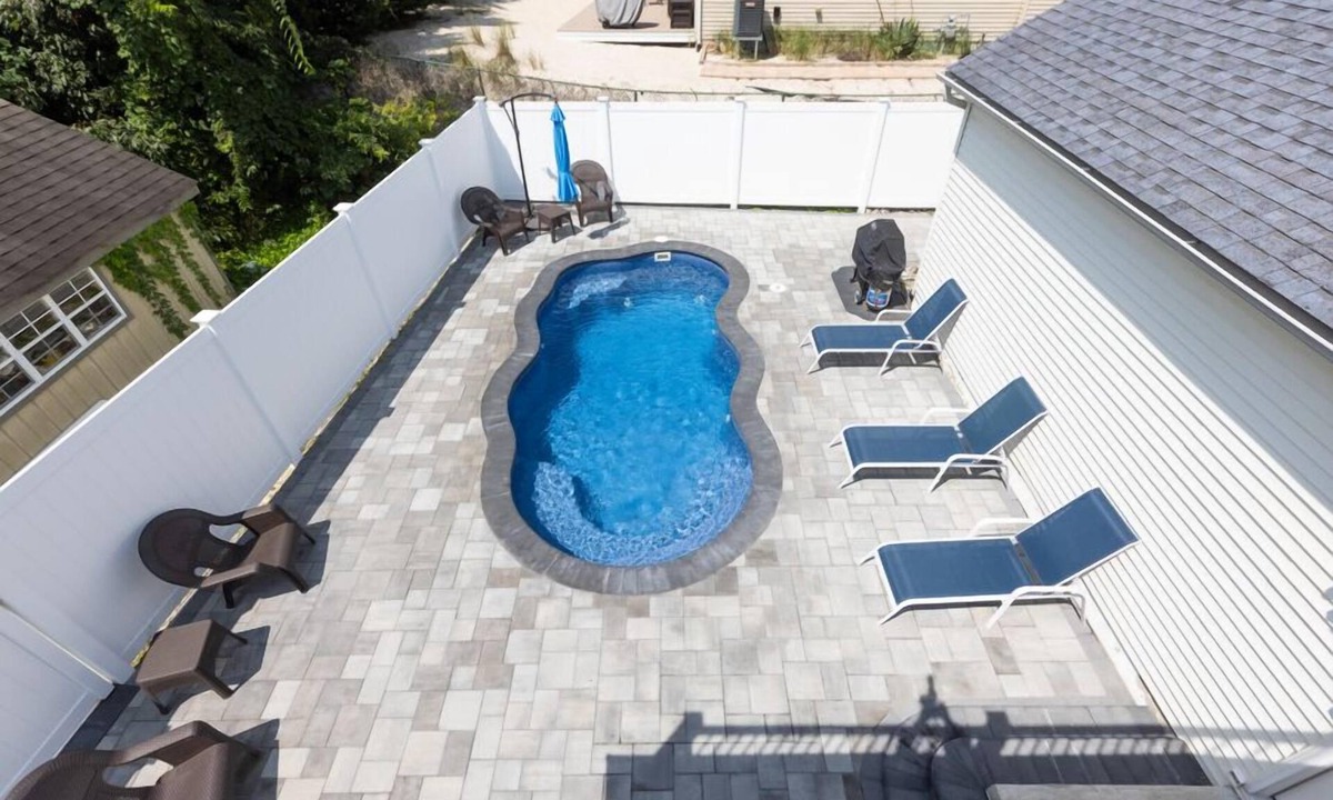 Town Bank House | Bay Block with in-ground heated Salt Water Pool opens mid April