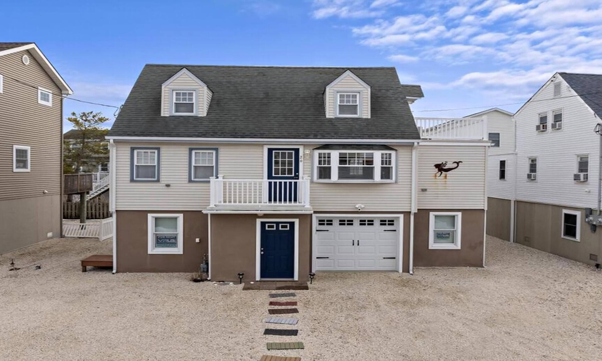 North Beach Haven Apartment | BAYSIDE FAMILY RENTAL! TWO UNITS IN ONE!