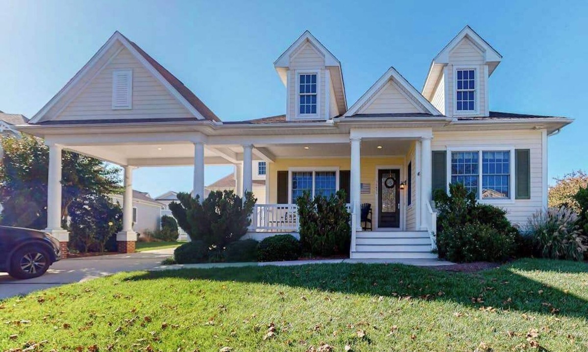The Commons House | Bayside Resort house w/tennis/basketball court, shared sauna, & board games