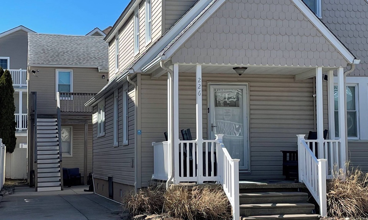 Wildwood Apartment | Beach and Boardwalk 1.5 blocks. Lots of room w/plaza and private porch.