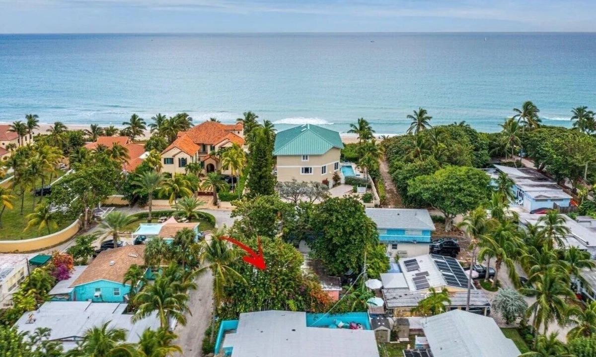Jog Road House | Beach cottage 45 second walk to the sand