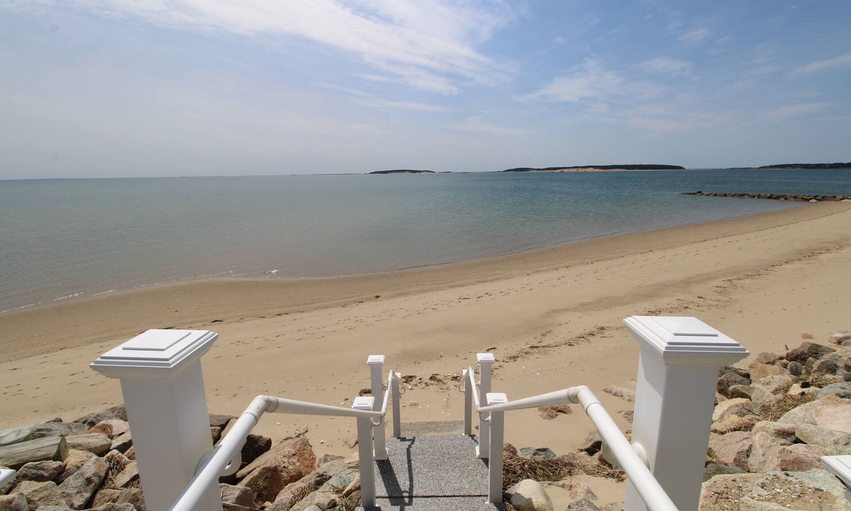 Indian Neck Heights Cottage | Beach Front Cottage With Spacious Deck (1465)