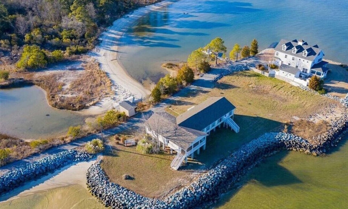 White Stone Villa | Beach house with private beach, kayak and canoe
