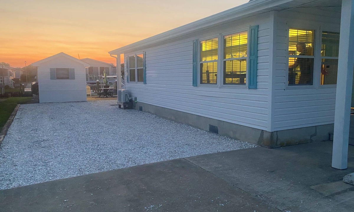 Selbyville House | Beach living on a canal, pool, fishing, minutes to Fenwick beaches- shops-dining