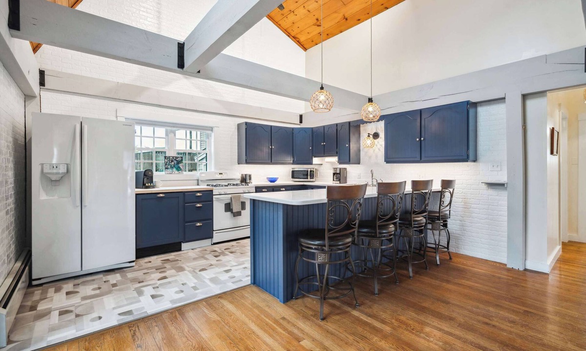 Newbury House | Beach Plum Cottage | Walk to Beach | Deck