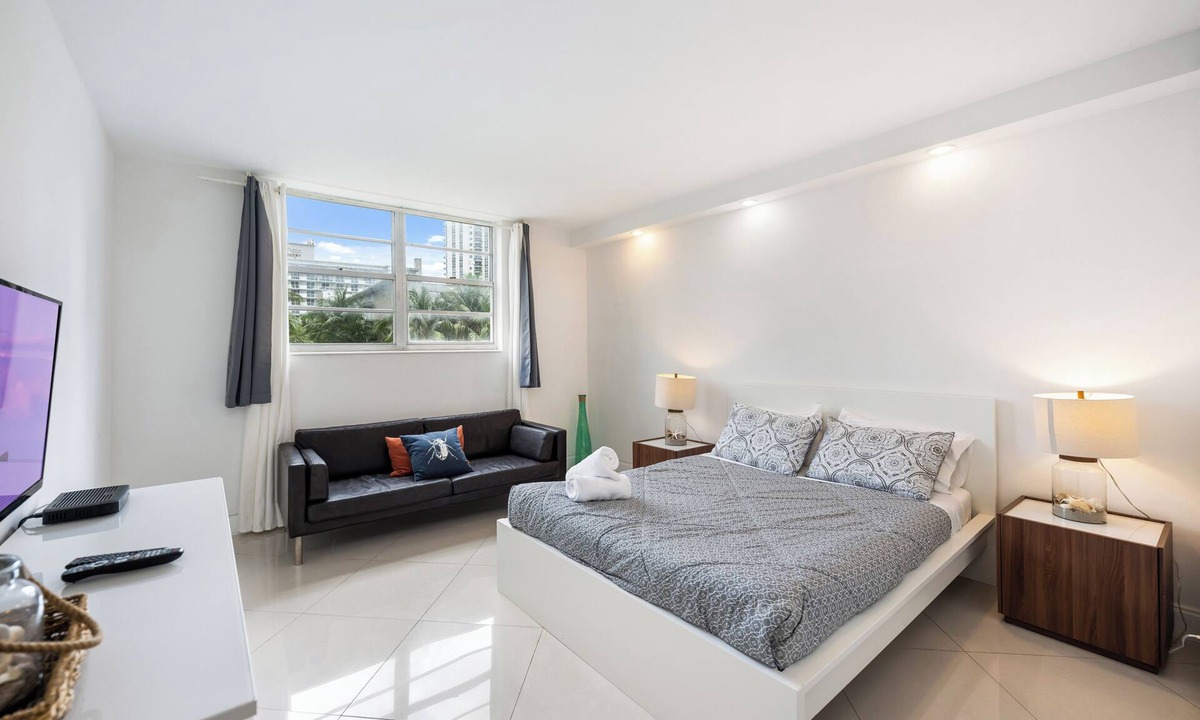 Sunny Isles Beach Condo | Beach Steps Away, Park View 1BR in Sunny Isles with WiFi, AC