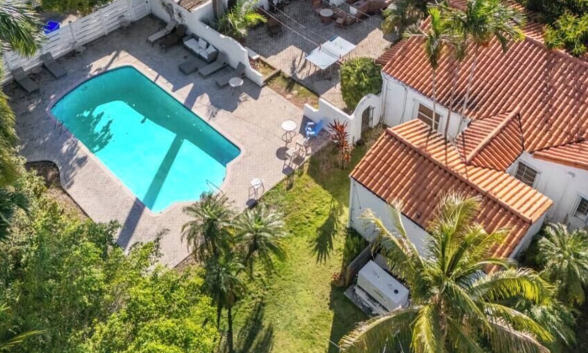 South Lake Villa | Beach Villa w/pool + games + bbq grill + huge garden & more
